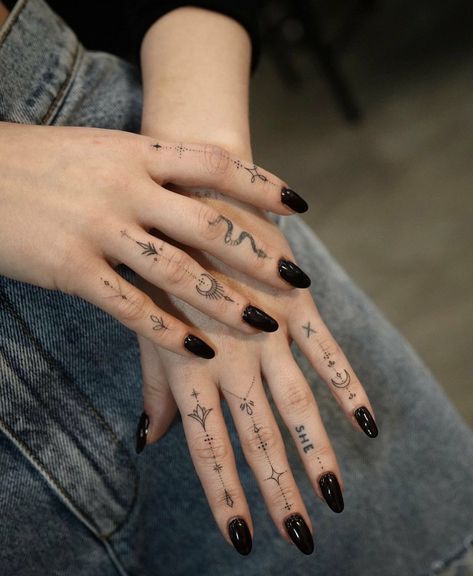 Tattoo Main, Dove Cameron Tattoo, Tato Minimal, Tato Henna, Finger Tats, Tattoo On Hand, Hand And Finger Tattoos, Medusa Tattoo, Hand Tattoos For Women