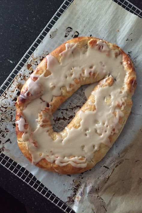 A top view of a Danish Kringle on a cooling rack. Almond Kringle Recipe, Swedish Tea Ring Recipe, Kringle Pastry, Almond Kringle, Tea Ring Recipe, Swedish Tea Ring, Kringle Recipe, Danish Kringle, Danish Recipes