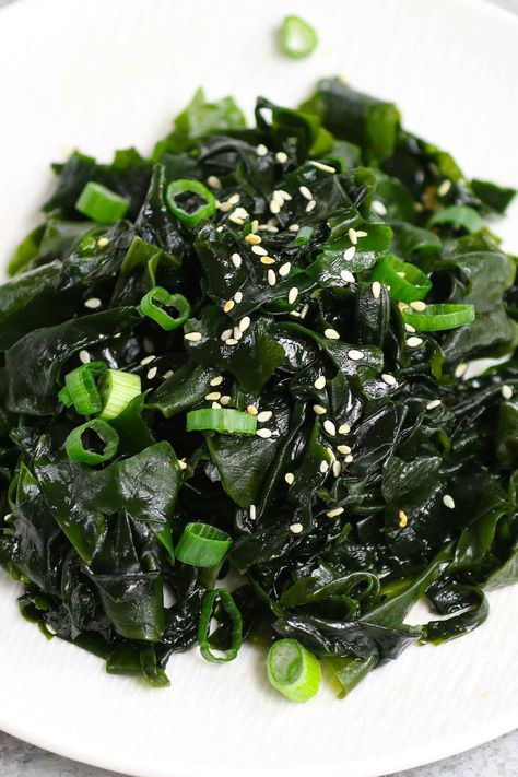 Seaweed Salad (Easy Japanese Wakame Salad Recipe) Japanese Salad Recipes, Wakame Salad, Japanese Salad, Wakame Seaweed, Green Papaya Salad, Salad Appetizer, Green Papaya, Cold Salad, Salad Healthy