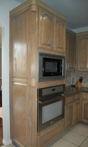 My oak kitchen cabinets were the original color of brown and looked really dated. I know that white is a big color for cabinets these days, but I just couldn't bring myself to paint the oak cabinets. I like white cabinets, but I know from our lakehouse reno that they are more work to keep clean. Every single spec of food and dirt shows up...Here are the before photos:   Step 1 ~ Design and PlanningLight is also an issue in my kitchen, I needed a brighter/lighter look.&nb… Refinish Oak Cabinets, Refinishing Oak Cabinets, Updating Oak Cabinets, Refinish Wood Furniture, Diy Outdoor Patio, Painted China Cabinets, Budget Kitchen Makeover, Honey Oak Cabinets, Kitchen Cupboards Paint