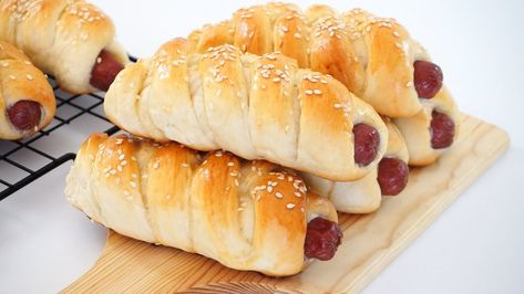 How to make a sausage bread rolls. This recipe yields 16 sausage bread rolls. Here’s… The post Sausage Bread Rolls Recipe appeared first on Recipe book. Sausage Bread Roll, Beef Bun, Roll Dough Recipe, Homemade Sausage Rolls, Sausage Rolls Recipe, Sausage Bread, Pretzel Recipe, Bread Dough Recipe, Farm Recipes