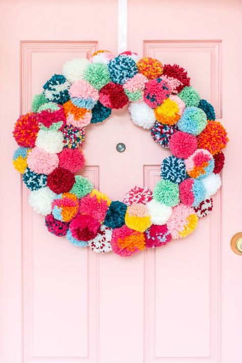 DIY Colorful Pom-Pom Wreath Sew Blankets, Pompon Diy, Shirt Bags, Sew Crafts, Pom Wreath, Sew Projects, Pom Pom Wreath, Diy Pom Pom, Diy Yarn