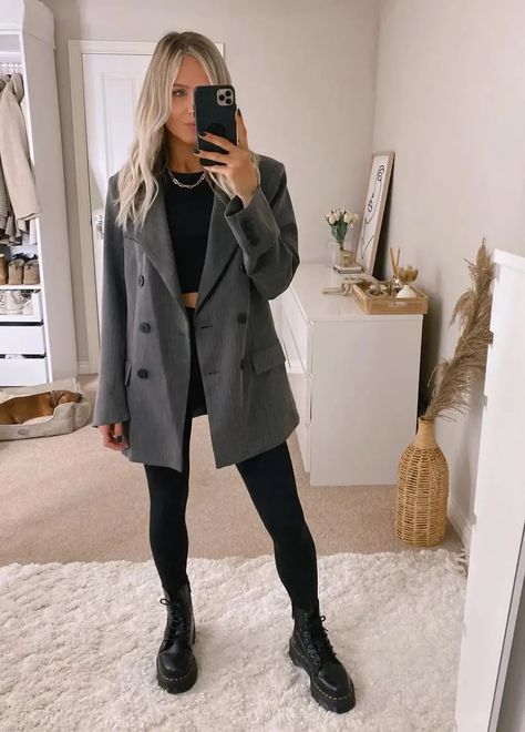 Black Leggings Outfits, Adidas Street Style, Grey Blazer Outfit, Winter Business Outfits, Stylish Business Casual, Boots Outfit Ideas, Oversized Blazers, Black Boots Outfit, Black Leggings Outfit