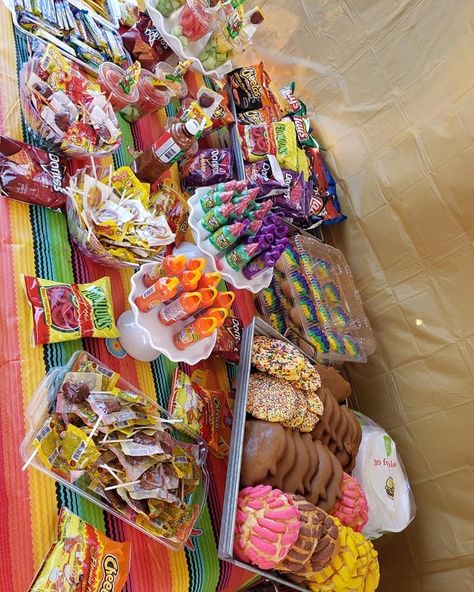 Fiesta Theme Candy Table Ideas, Snack Bar For Quince, Quincenera Candy Tables, Mexican Candy Dessert Table, Quince Food Table, Quinceanera Snacks, Mexican Party Dessert Table, Mexican Candy Bar Ideas, Quince Candy Table Ideas