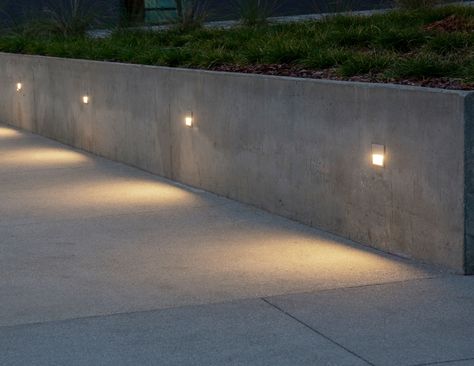 Lamp In Garden, Retaining Wall With Lighting, Concrete Wall Lighting Exterior, Exterior Signage Lighting, Wall Outdoor Lighting, Landscape Wall Lighting, Exterior Step Lighting, Outdoor Down Lighting, Retaining Wall Lighting Ideas