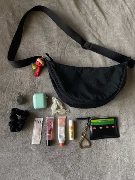 Cross Body Bag Aesthetic, Crossbody Bag Aesthetic, Bag Essentials Everyday, Sling Bag Outfit, Bag Must Haves, What's In My Backpack, Everyday Bag Essentials, Everyday Carry Bag, What's In My Purse