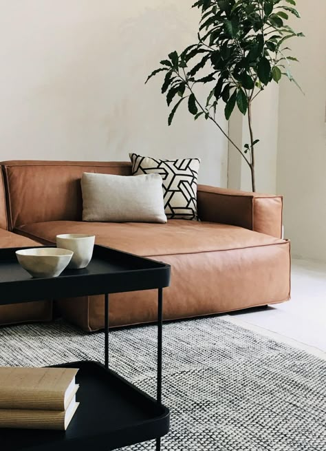 Light Brown Couch Living Room Ideas, Tan Leather Sofa Living Room, Tan Sofa Living Room, Tan Leather Couch, Couch Coffee Table, Tan Leather Sofas, Leather Couches Living Room, Sofa Design Ideas, Brown Leather Couch