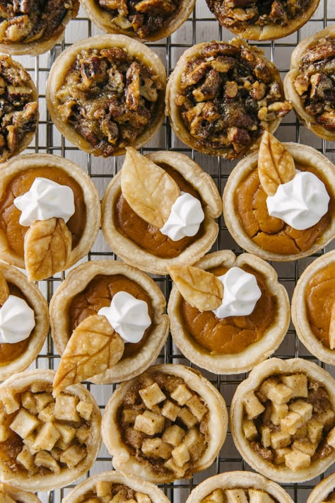 Friendsgiving Spread Mini Pie Charcuterie Board, Mini Thanksgiving Pies, Mini Pie Board, Pie Charcuterie Board, Mini Thanksgiving Pie, Fun Thanksgiving Food, Friendsgiving Dessert, Pie Night, Mini Thanksgiving