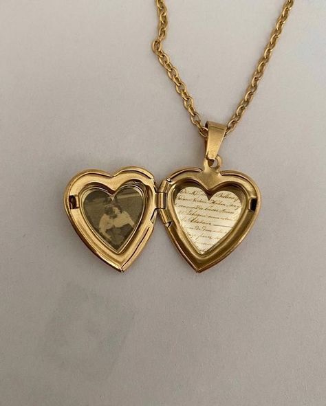 !!!<333 Jewlerie Aesthetic Gold, Simple Family Meals, Heart Jewellery, Necklace Locket, Picture Necklace, Heart Locket Necklace, Golden Jewelry, Gold Locket, Meaningful Jewelry