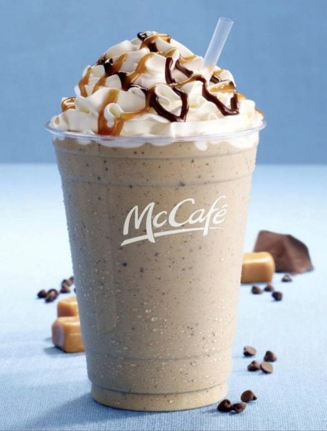 DIY: Chocolate Chip FrappeHope you like it Frappe Recipe Mcdonalds, Caramel Frappe Recipe, Mc Cafe, Chocolate Chip Frappe, Caramel Frappe, Vanilla Iced Coffee, Frappe Recipe, Mocha Frappe, Chilled Desserts