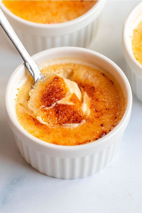 Easy Creme Brulee - Rich And Delish Best Creme Brulee Recipe, Creme Brulee Cake, Creme Brulee Recipe Easy, Creme Brulee Desserts, Classic French Desserts, Baked Custard, Brulee Recipe, Creme Brulee Recipe, Dessert Simple