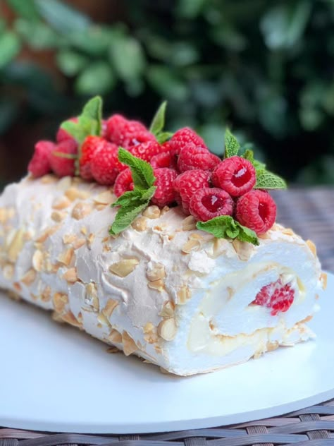 Australian Pavlova, Australian Pavlova Recipe, Best Pavlova, Pavlova Roll, Australian Desserts, Meringue Roulade, Roulade Recipe, Chocolate Pavlova, Pavlova Dessert