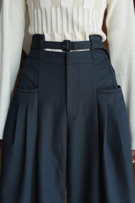 Pleated Waist Pants, Navy Black Outfit, Pants Pocket Design, Skirt With Pants, Detail Couture, Pocket Skirt, Couture Pants, Diy Vetement, Pleated Pants