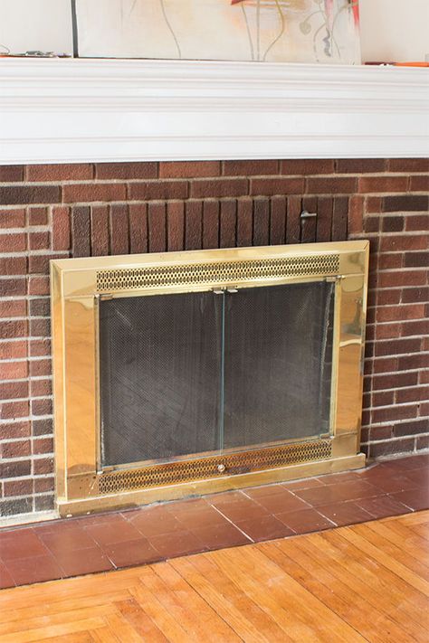 Want an easy fireplace update? Learn how to spray paint that brass insert with this full DIY tutorial! #FireplaceUpdate #HomeImprovement Diy Fireplace Insert, Brass Fireplace Makeover, Gold Fireplace Screen, Painting Fireplace, Insert Fireplace, Brass Paint, Fireplace Box, Brass Fireplace Screen, Painting Doors