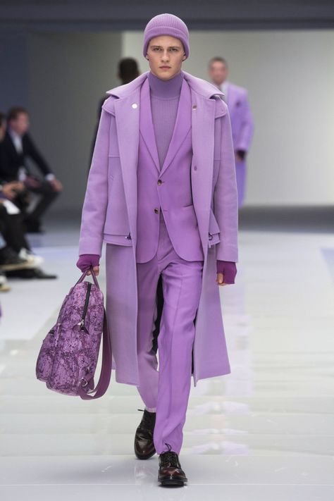 Versace | Fall 2016 Space Age Fashion, Purple Suit, Monochrome Makeup Look, Monochrome Makeup, Monochromatic Fashion, Casual Attire For Women, Winter Typ, Monochromatic Outfit, Purple Outfits