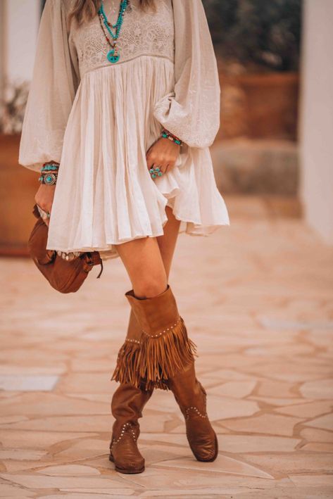 bohemian knee high boots Dress Knee Boots, Boho Boots Bohemian, Boho Dress Short, Dresses With Cowboy Boots, Stile Boho Chic, Boho Boots, Cute Country Outfits, Bohemian Chic Fashion, Estilo Hippie