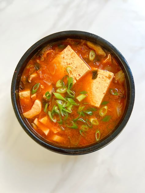 Having massive cravings for kimchi so I’ve decided to make “kimchi jjigae”!!🍲It never fails to hit the spot ☺️ Ingredients: - kimchi (the older the kimchi, the better for stews. It’s more funky & flavorful👌) - 1 egg - King oyster mushroom (1-2) - Tofu - 6 squares or so - Dried anchovies - a handful - Dried kelp - 2 1x1 in pieces - Water - 3 cups - Gochugaru (korean chili flake)1 tsp adjust to how spicy you want it - Gochujang (korean chili paste) 1 tbsp - adjust to how spicy you want it - Korean Kimchi Stew, Kimchi Soup Recipe, Kimchi Stew Recipe, Dried Anchovies, Green Tea With Milk, Water Kimchi, Creepy Pasta Funny, Make Kimchi, King Oyster Mushroom