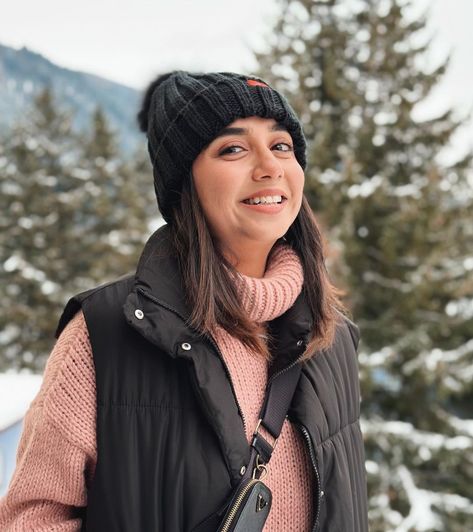 Hill Station Outfits Women, Kashmir Look For Women, Dress For Manali Trip, Winter Trek Outfit Women, Manali Winter Outfits, Sikkim Outfit Ideas Women, Srinagar Outfit Ideas, Himachal Outfit Ideas, Mussorie Trip Outfit