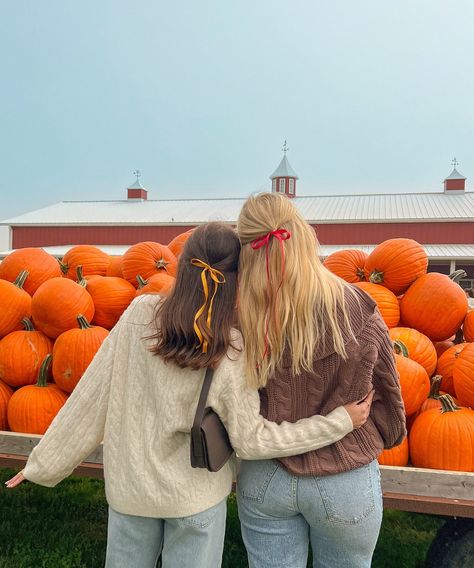 pumpkin chai, crunchy leaves, & apple everything!!🧸🍁🧡🎀🍎 • • #pumpkinseason #pinterestgirl #fallfashion #fallvibes #pinterestaesthetic #pinterestphoto #fallinspo #modestfashion #vermontlife Aesthetic Fall Pumpkin, Photo Inspo Best Friend, Two Aesthetic, Pumpkin Patch Friends Photoshoot, Apple Picking Picture Ideas, Fall Pic Inspo Aesthetic, Halloween Picture Ideas Instagram, Fall Posing Ideas, Apple Picking Photo Ideas