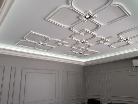 Pop Desine, Modern Classic Ceiling, False Ceiling Lighting Ideas, Gothic Ceiling, False Ceiling Lighting, Ceiling Lights Design, Classic Ceiling Design, Ceiling Lighting Ideas, Living Room Wall Wallpaper