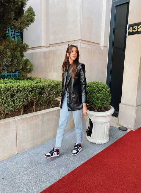 Air Jordans Women Outfit Style Winter, Work Outfits With Dunks, Style Air Jordan 1 Women Outfit, Blazer And Jordans Outfit, Tenis Jordan Mujer Outfit, Air Jordan Women Outfit, Outfit With Jordan 1 Women, Nike Jordan Air 1 Women Outfit, How To Style Air Jordan 1 Women