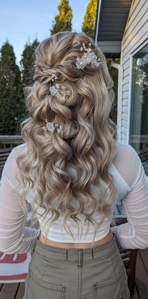 Half Up Hairdo Bridesmaid, Mermaid Curls Long Hair Wedding, Bride Hairstyles For Long Hair Curls, Bride Hairstyles With Extensions, Wedding For Long Hair Hairstyles, Wedding Hairstyles For Blonde Hair, Wedding Hair Country, Western Hairstyles For Women For Wedding, Platinum Blonde Wedding Hair