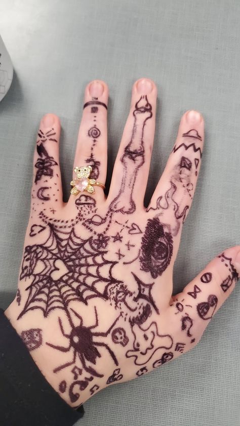 Tattoo Ideas Doodles, Pen Tattoo Ideas, Drawing On Hand, Tattoo Main, Easy Hand Drawings, Bored In Class, Arm Drawing, Pretty Hand Tattoos, Pen Tattoo