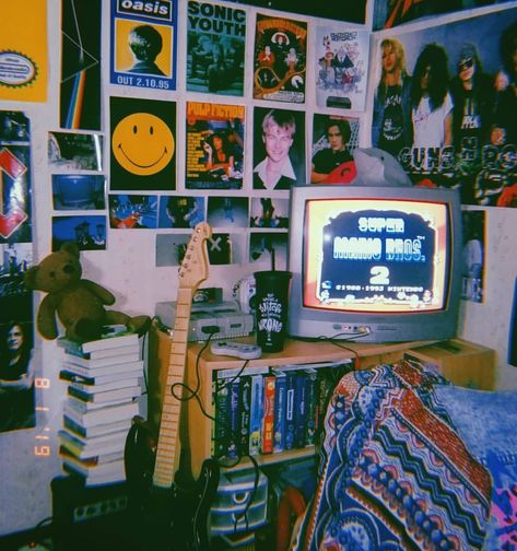 Room Decor 90s, 90s Bedroom Aesthetic, 90s Room Aesthetic, Punk Room, 90s Room, 90s Bedroom, 80s Bedroom Aesthetic, Grunge Bedroom, 80s Room