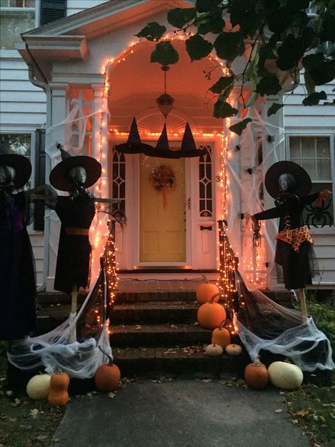 Covered Porch Halloween Decor, Halloween Decor Outside Front Porches, Cute Halloween Patio Decor, Cool Halloween Decorations Outdoor, Outdoor Halloween Lights On House, Halloween Decor Ideas For The Home Outdoor, Spooky House Decor Outside, Front Yard Decor Halloween, Deck Decorating Halloween