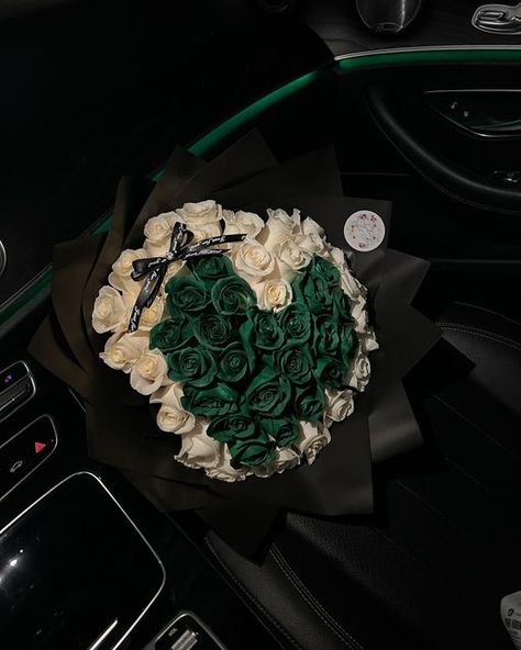 Green Money Bouquet, Green Bouquet Aesthetic, Green Ribbon Bouquet, Flower Bouquet For Him, Green Birthday Gifts, Green Roses Bouquet, Green Bouquet Flowers, Flower Bouquet For Men, Masculine Flowers