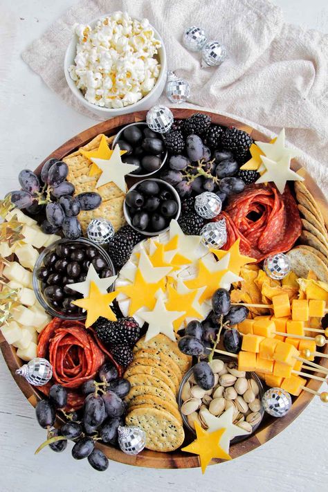 I've been looking for some fun New Year's Eve charcuterie board ideas. I really love this cheese board because it's simple and classic, yet still has a fun New Year's twist to it. I'm going to make this platter with a bunch of different finger foods for my friends and I to celebrate 2025. New Year’s Eve Party Charcuterie, 2025 Cheese Board, New Years Veggie Tray Ideas, Nye Food Spread, New Year’s Eve Charcuterie Board Kids, Nye Cheese Board, New Years Food Board, New Year Cheese Board, New Year Eve Charcuterie Board