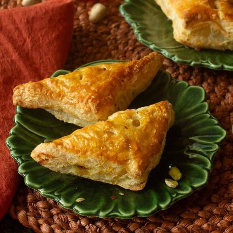 Sweet Potato Puff Pastry Recipes, Sweet Potato Turnovers, Potato Puff Pastry, Potato Pastry, Puff Pastry Turnovers, Pastry Turnovers, Comfort Food Appetizers, Puff Pastry Ingredients, Pastry Pinwheels