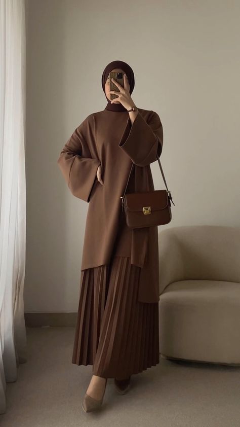 Instagram Cute Dress Hijab, Hijab Fashion Elegant, Fashion Outfits With Hijab, Brown Modest Outfit, Outfit Muslimah Aesthetic, Elegant Outfit Hijab, Brown Style Outfit, Cool Modest Outfits, Fall Hijabi Outfits