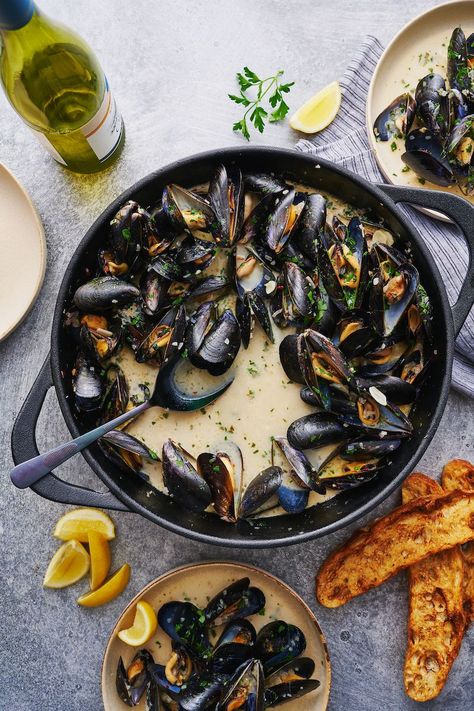 Mussels with White Wine Garlic Sauce - Baker by Nature White Wine Mussels, Mussels Recipe White Wine, Best Mussels Recipe, White Wine Pasta Sauce, White Wine Recipes, Creamy White Wine Sauce, Seafood Risotto, Baker By Nature, Mussels Recipe