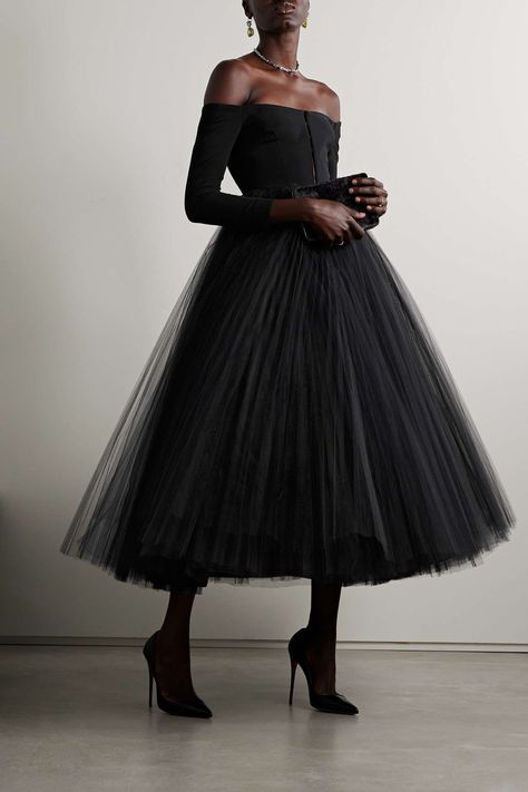 Carolina Herrera Gown, Tulle Skirts Outfit, Pleated Tulle, Layered Tulle Skirt, Crepe Gown, High Fashion Outfits, Classy Dress Outfits, Hello Beautiful, Affordable Clothes