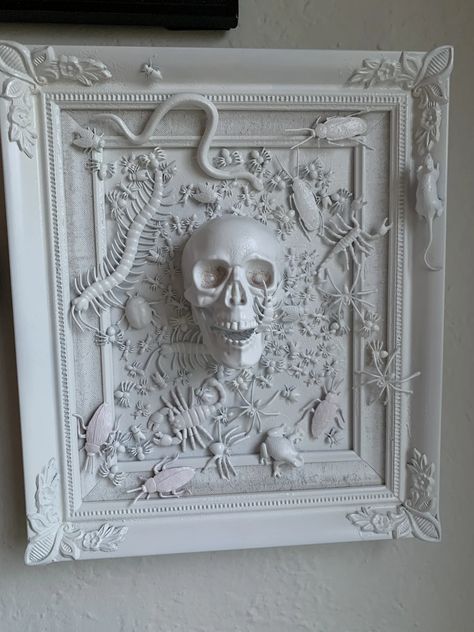 Halloween Picture Frames, Handmade Halloween Decorations, Unique Wreaths, Spooky Decorations, Halloween Forum, Halloween Frames, Bone Crafts, Goth Home, Goth Home Decor