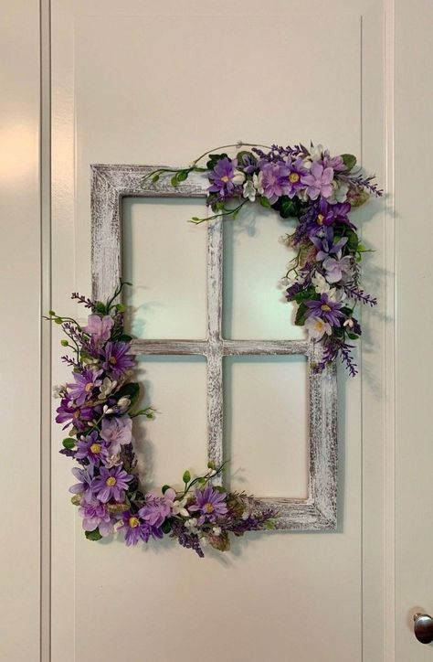 Vintage Window Decor, Window Frame Crafts, Window Frame Decor, Aesthetic Gardening, Dekoratívne Vence, Window Crafts, Garden Aesthetic, Deck Decorating Ideas, בר מצווה