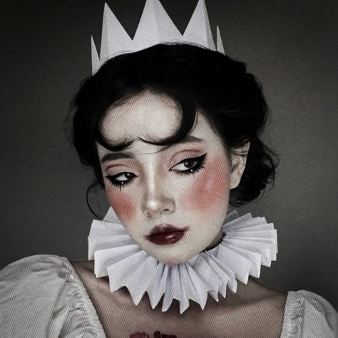 Red Jester Makeup, Artistic Clown Makeup, Pierrot Clown Costume Makeup, Clown Hairstyles Short Hair, Clown Makeup Pierrot, Jester Clown Costume, Cute Vintage Clown Costume, Circus Inspired Makeup, Halloween Costumes Inspired By Movies