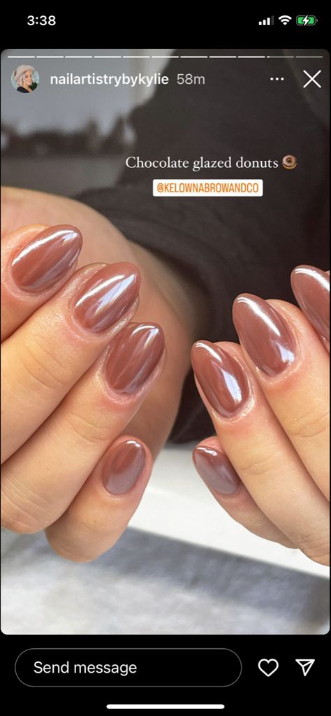 Minimalist Gel Nails Simple, Trendy Nails For 2023, Natural Color Chrome Nails, Natural Chrome Acrylic Nails, Current Nail Trends 2023 Gel, Minimalist Fall Nail Art, Chocolate Glazed Nails Short, Call Dip Nails, Fall Shimmer Nails