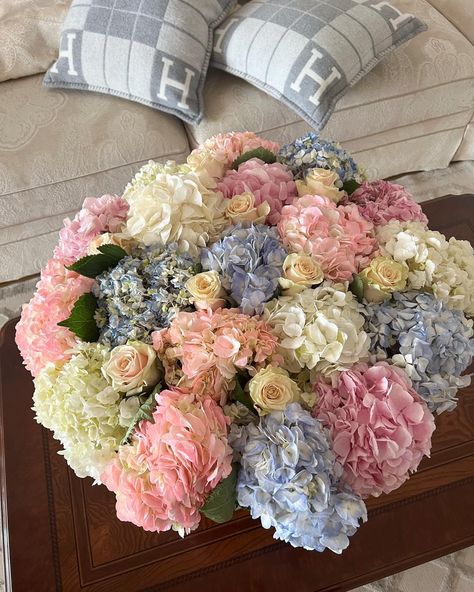 Flowers Bouquet Peonies, Boquette Flowers, Nothing But Flowers, Flower Therapy, Beautiful Bouquet Of Flowers, Pink Summer, Bouquet Of Flowers, International Brands, Beautiful Bouquet