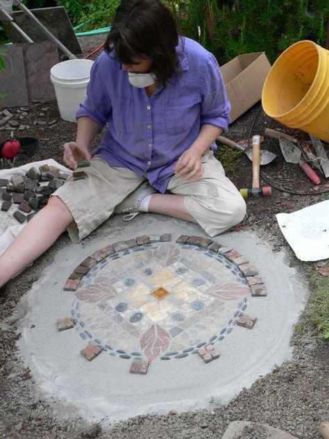 Create a low-cost, high-end-look garden mosaic with dry-concrete method - oregonlive.com Mosaic Walkway, Garden Mosaics, Mosaic Stepping Stones, Garden Pathways, Mosaic Garden Art, Pebble Mosaic, Concrete Crafts, Concrete Garden, Mosaic Garden