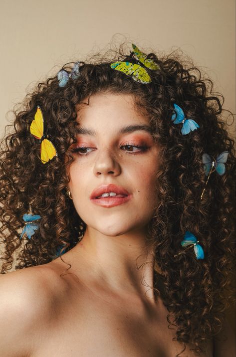 Mariposas, butterflies, editorial photoshoot, aesthetic, beautiful, photography, photo ideas, curly hair, cabello rizado, curly hair method, instagram filters, photoshoot ideas, easy hairstyles, easy curly hairstyles, peinado facil para rizos, pelo chino Curly Hairstyles Photo Shoot, Photoshoot Ideas Curly Hair, Curly Hair Poses Photo Ideas, Curly Hair Photoshoot Ideas, Flowers In Curly Hair, Editorial Hair Photography, Art Photoshoot Ideas, Photoshoot Curly Hair, Curly Hair Photography