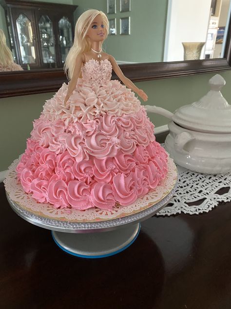 Cake With Doll On Top, Barbie Birthday Cake With Doll, Barbie Dress Cake Ideas, Barbie Cake With Doll, Barbie Doll Dress Cake, Doll Cake Design Birthday Parties, Barbie Cake Dress, Barbie Doll Cake Ideas, Barbie Doll Cake Design