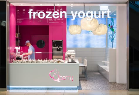 Q-berry Frozen Yogurt Shop Berlin by fl!nk.architekten | fl!nk ... Frozen Yogurt Store, Juice Bar Interior, Fruit And Yogurt Parfait, Waffle Shop, Ice Cream Store, Ice Cream Menu, Fro Yo, Bakery Display Case, Yogurt Pops