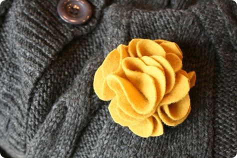 diy flower pin via jones design Pin Tutorial, Jones Design Company, Felt Flower Tutorial, Fabric Flower Pins, Diy Flores, Fall Projects, Flower Pins, Felt Diy, Flower Tutorial