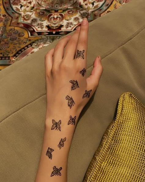 Easy Elegant Mehendi Designs, Aesthetic Henna Designs Simple, Butterfly Mehndi Design, Elegant Henna Designs, Traditional Henna Designs, White Henna Designs, Small Henna Designs, Hand Tattoo Designs, Cute Henna Designs