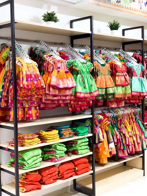 Childrens Boutique Ideas, Baby Boutique Display, Kids Store Display, Baby Store Display, Boutique Layout, Kids Clothing Store Design, Storing Baby Clothes, Clothing Store Displays, Clothing Store Interior