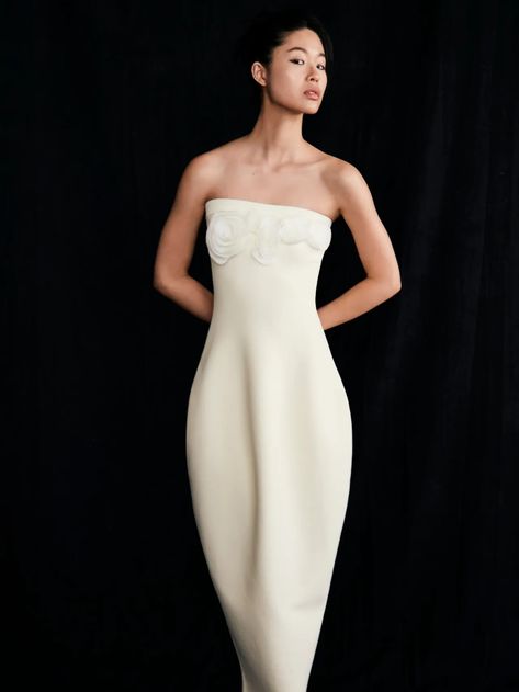 Lela Rose Spring 2025 Ready-to-Wear Runway, Fashion Show & Collection Review [PHOTOS] Bridal 2025 Dress, Ready To Wear 2025, Millicent Simmonds, Runway 2025, Red Carpet Ideas, Iceland Fashion, Zen Interiors, Satin Ball Gown, Unique Outfit