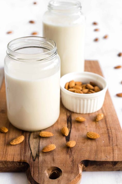 Make your own homemade almond milk in just 5 minutes! This is way cheaper than the store-bought version, has zero preservatives, and tastes much better too! Plus is naturally gluten-free, dairy-free and vegan. | gluten free recipes | homemade almond milk | how to make almond milk | easy almond milk recipe | vegan milk | non dairy milk | dairy free recipes | dairy free milk #dairyfree #vegan #glutenfree #almondmilk Almond Milk Recipes Homemade, Nut Milk Recipe, Almond Milk Recipe, Homemade Cashew Milk, Homemade Nut Milk, Make Almond Milk, Almond Milk Recipes, Milk Dairy, Homemade Almond Milk