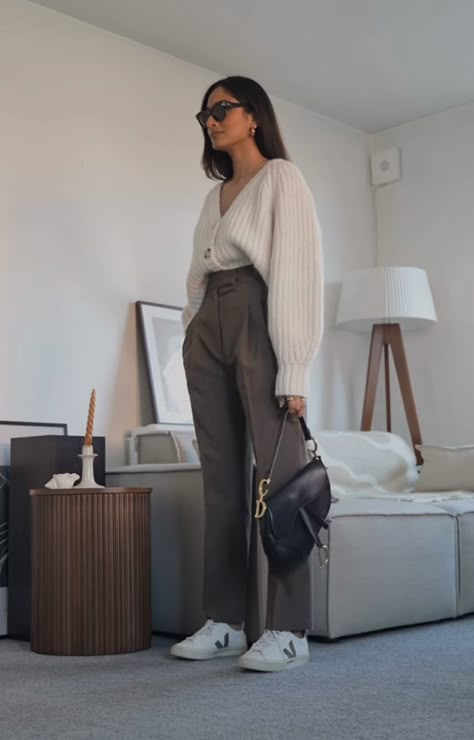 Therapist Outfit, Breakfast Outfit, Strange Fashion, Capsule Wardrobe Women, Comfy Fall Outfits, Office Fits, Fashion Top Outfits, Stylish Work Attire, Work Fits